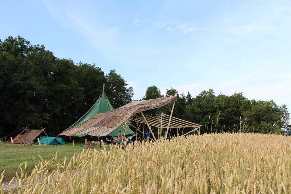 Lagerplatz mit Blick auf Küchenzelt und Sarasani | © JuBla Büron / Schlierbach